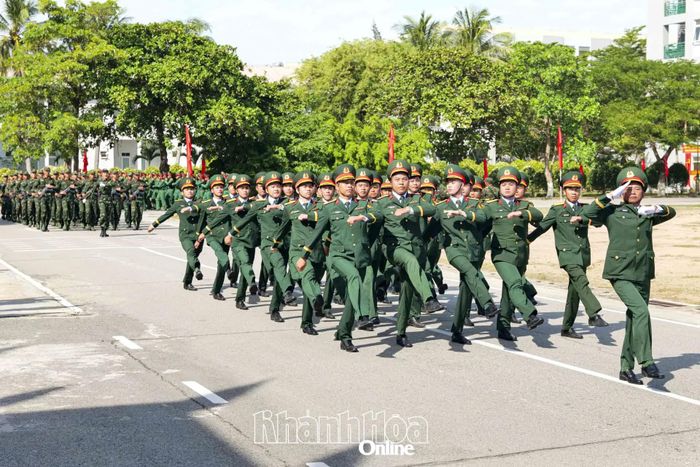 Các khối cán bộ, chiến sĩ Lữ đoàn Đặc công 5 diễu hành qua lễ đài.
