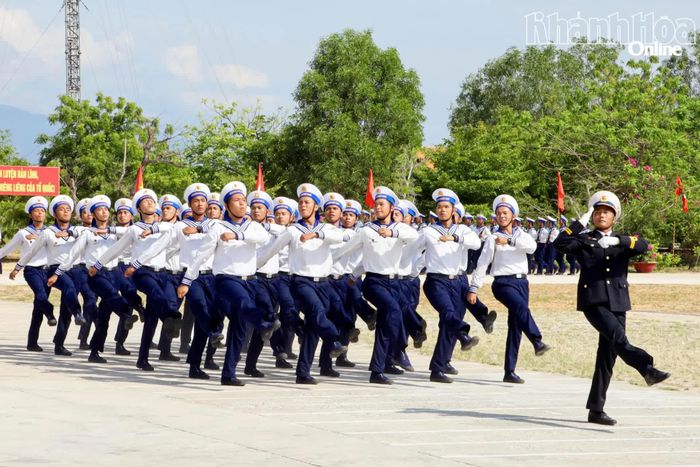 Chiến sĩ mới tham gia duyệt đội ngũ.