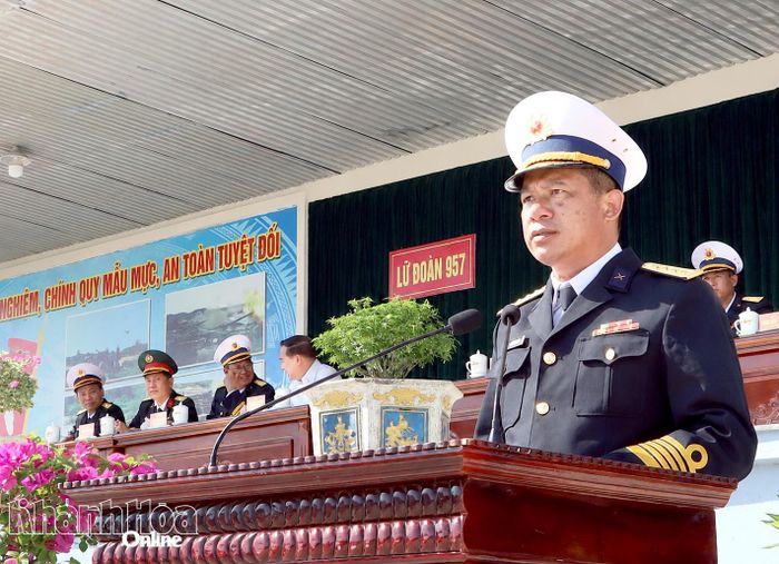 Đại tá Ngô Đình Xuyên phát biểu tại Lễ tuyên thệ chiến sĩ mới.