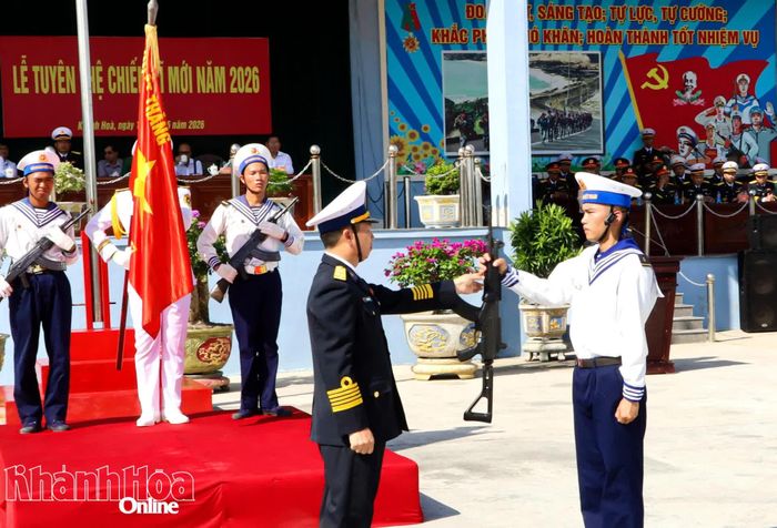 Thủ trưởng đơn vị trao vũ khí cho chiến sĩ mới.