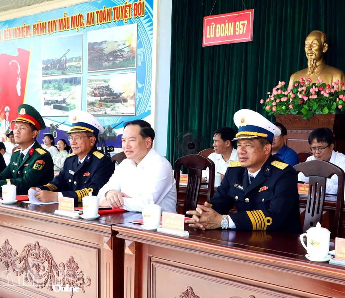 Đồng chí Hồ Xuân Trường, Đại tá Ngô Đình Xuyên và các đại biểu tham dự lễ tuyên thệ chiến sĩ mới.