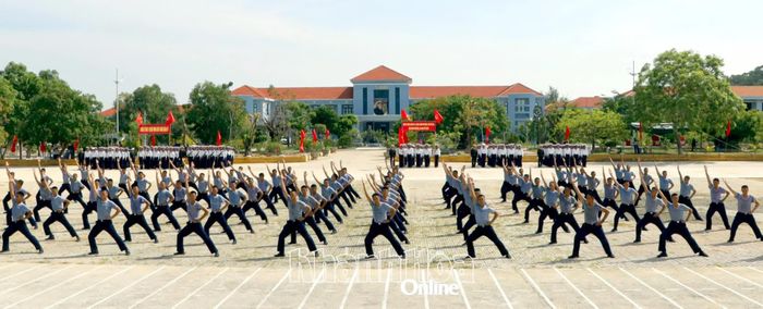 Chiến sĩ mới biểu diễn võ thuật, thể dục đồng diễn.