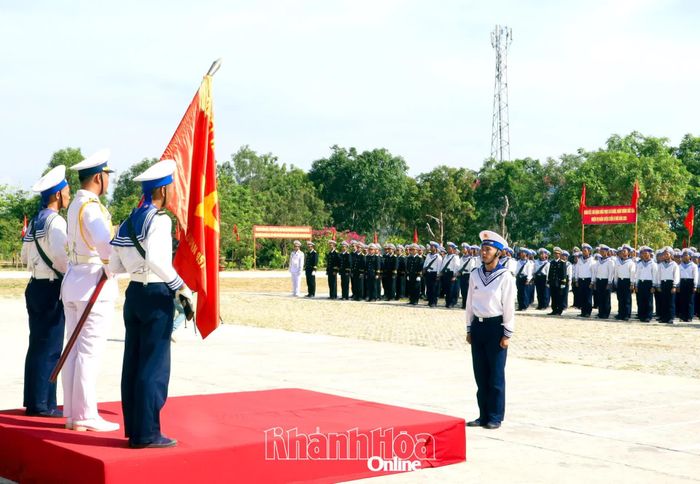 Chiến sĩ mới tuyên thệ trước Quân kỳ Quyết thắng.