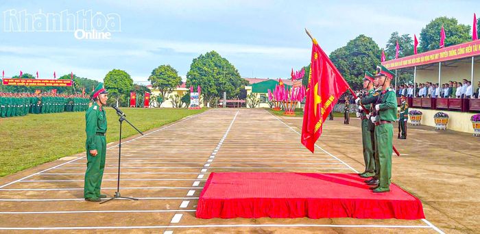 Chiến sĩ mới tuyên thệ dưới Quân kỳ Quyết thắng.