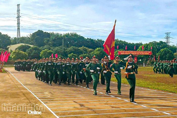 Chiến sĩ mới tham gia duyệt đội ngũ tại buổi lễ.