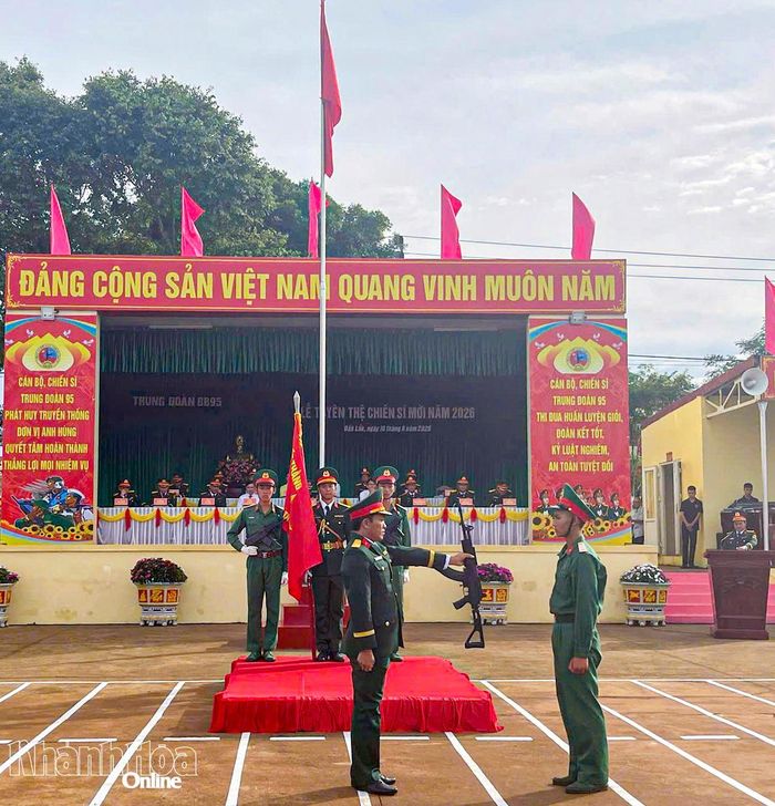 Chỉ huy đơn vị trao vũ khí cho chiến sĩ mới.