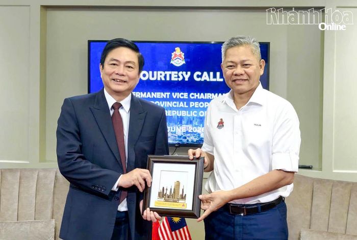 Ông Datuk Seri TPr Fadlun bin Mak Ujud trao quà cho đồng chí Lữ Thanh Hải.