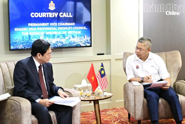 Đồng chí Lữ Thanh Hải trao đổi với ông Datuk Seri TPr Fadlun bin Mak Ujud.