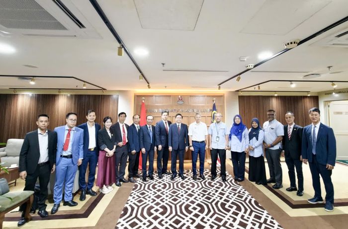 Đoàn công tác tỉnh Khánh Hòa chụp hình lưu niệm cùng lãnh đạo và đại diện các cơ quan chức năng chính quyền TP. Kuala Lumpur.