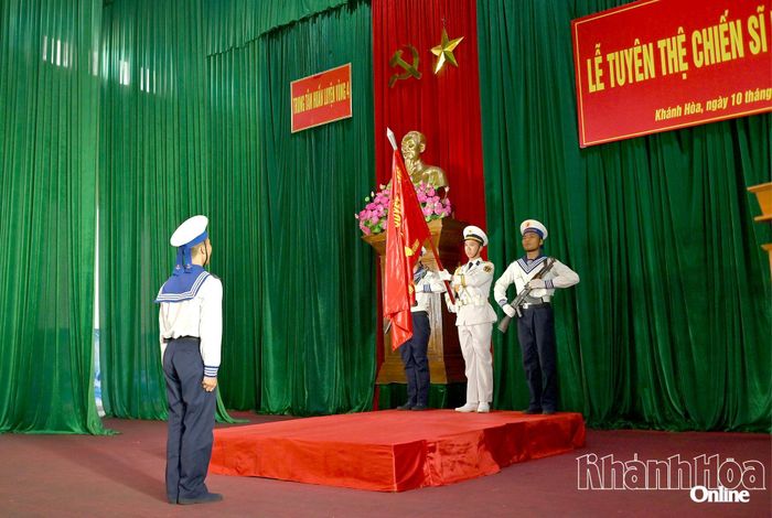 Chiến sĩ mới tuyên thệ trước Quân kỳ Quyết thắng.