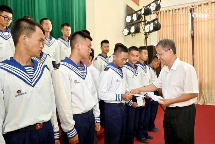 Đồng chí Trần Hòa Nam tặng quà cho các chiến sĩ mới quê Khánh Hòa.