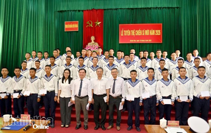 Đồng chí Trần Hòa Nam chụp ảnh lưu niệm với các chiến sĩ mới quê Khánh Hòa.