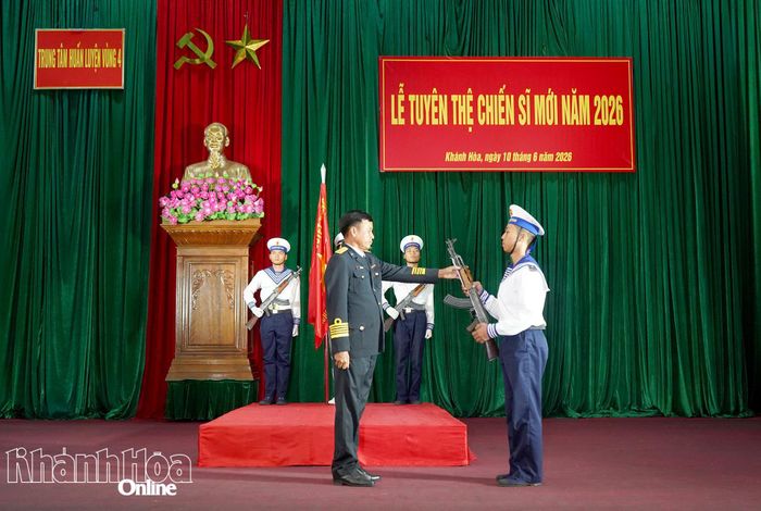 Nghi thức trao vũ khí cho chiến sĩ mới.