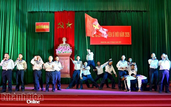 Tiết mục văn nghệ chào mừng Lễ tuyên thệ chiến sĩ mới 2026.
