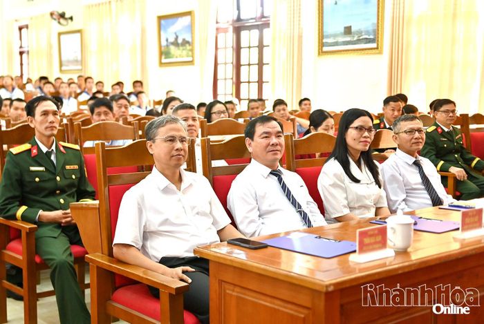 Đồng chí Trần Hòa Nam cùng lãnh đạo các sở, ngành, địa phương dự lễ.