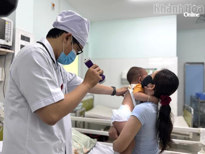 Khám bệnh cho trẻ mắc sốt xuất huyết điều trị tại Bệnh viện Bệnh nhiệt đới tỉnh.