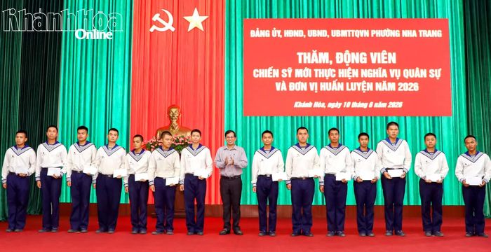 Lãnh đạo phường Nha Trang tặng quà động viên chiến sĩ mới của địa phương đang thực hiện nghĩa vụ quân sự.