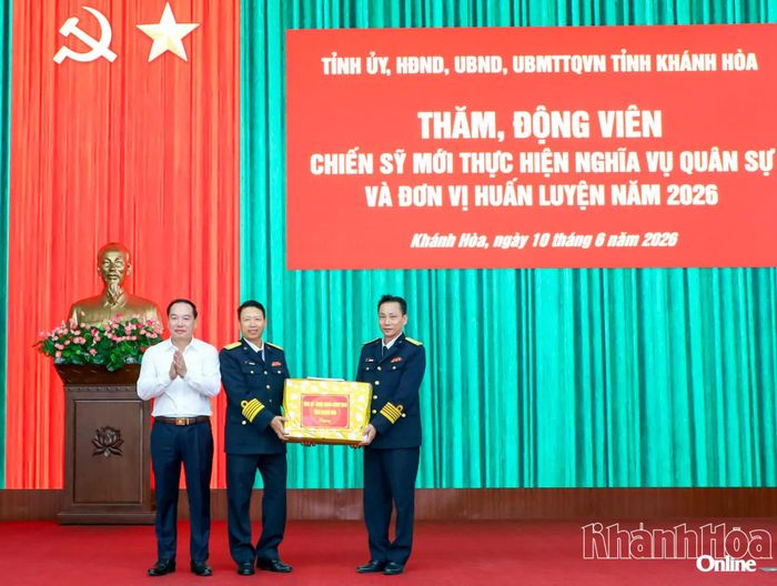 Đồng chí Hồ Xuân Trường tặng quà cho Lữ đoàn 957, Vùng 4 Hải quân.