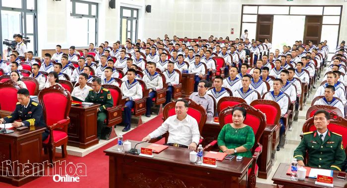 Phó Bí thư Thường trực Tỉnh ủy Hồ Xuân Trường và các đại biểu tham dự buổi thăm, động viên chiến sĩ mới.
