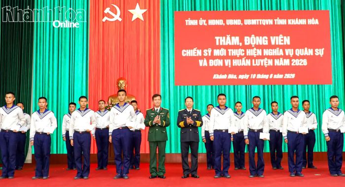 Thượng tá Huỳnh Văn Toàn và lãnh đạo Lữ đoàn 957 tặng quà động viên chiến sĩ mới.
