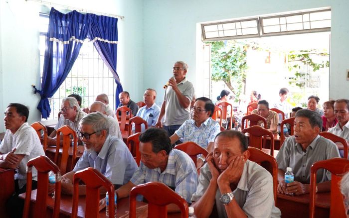 Cử tri nêu ý kiến, kiến nghị tại buổi tiếp xúc.