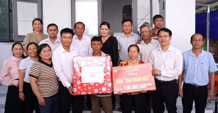 Lãnh đạo Đảng ủy và Ủy ban MTTQ Việt Nam xã Vạn Thắng trao bảng tượng trưng bàn giao nhà và quà cho hộ ông Trần Văn Trầm.