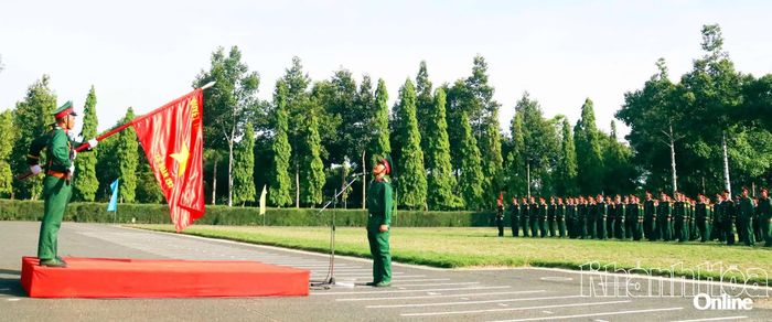 Chiến sĩ mới tuyên thệ trước Quân kỳ Quyết thắng.