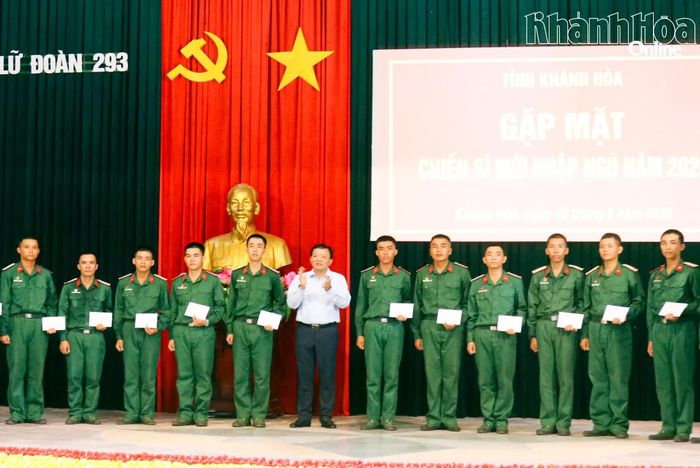 Đồng chí Lê Huyền tặng quà chiến sĩ mới của tỉnh Khánh Hòa.