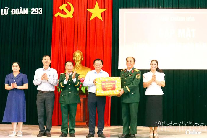 Đồng chí Lê Huyền tặng quà cho Lữ đoàn 293.