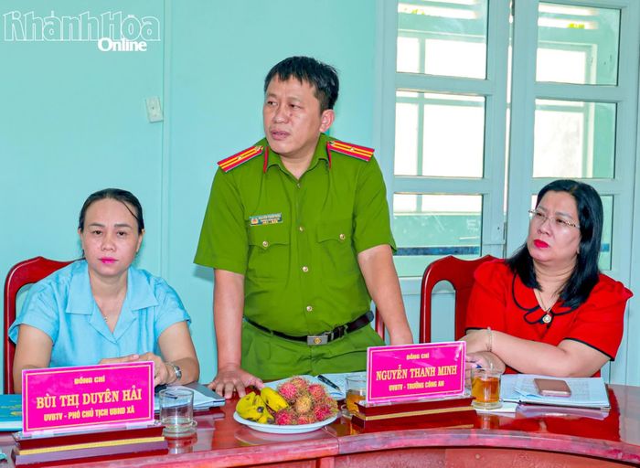 Trưởng Công an xã Phước Hà báo cáo tại cuộc họp.