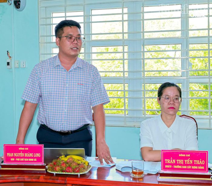 Lãnh đạo xã Phước Hà báo cáo tại buổi làm việc.