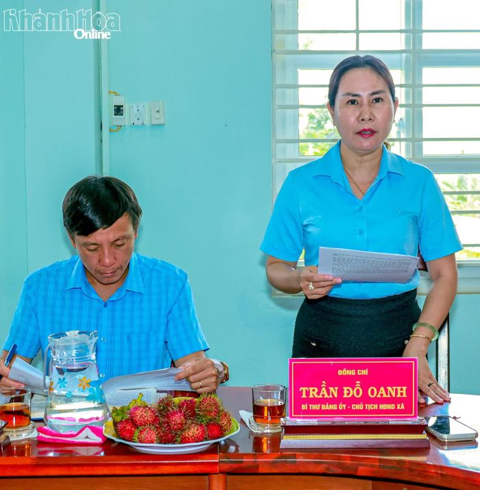 Lãnh đạo Đảng ủy xã Phước Hà báo cáo tại buổi làm việc.