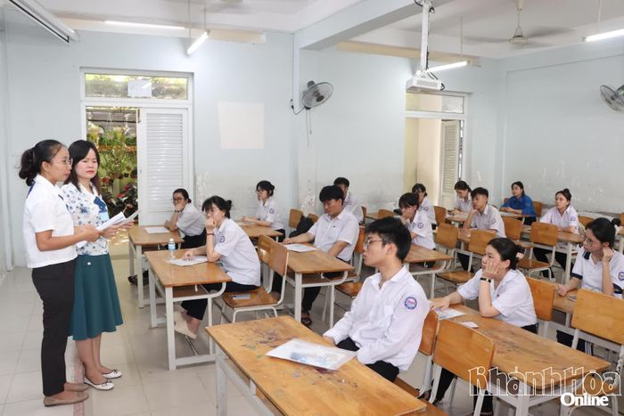 Giám thị phổ biến quy chế thi cho thí sinh.