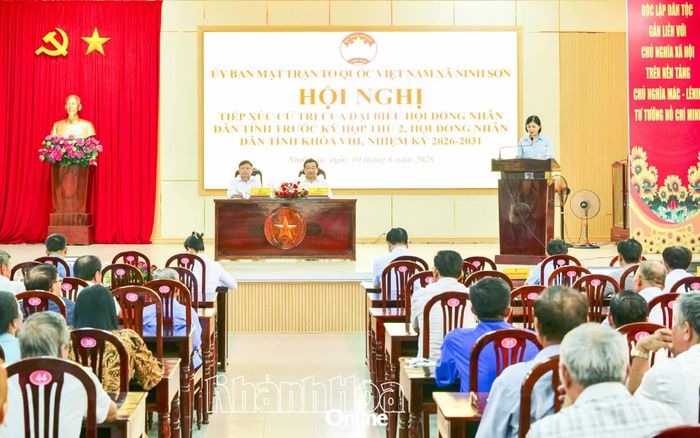 Quang cảnh buổi tiếp xúc cử tri.