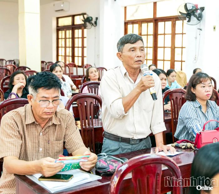 Cử tri xã Ninh Sơn kiến nghị tại buổi tiếp xúc.