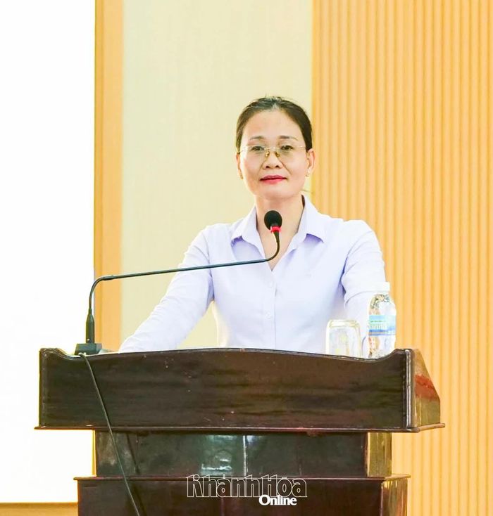 Chủ tịch UBND xã Ninh Sơn trao đổi, giải trình tại buổi tiếp xúc. 