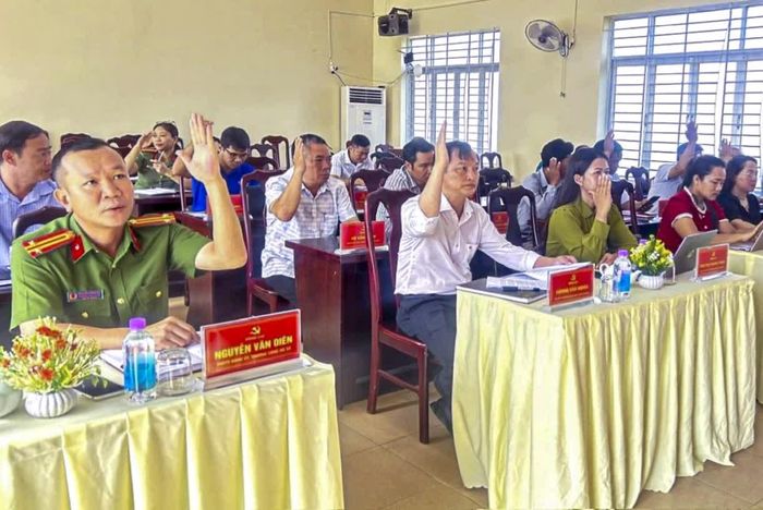 Các đại biểu biểu quyết thông qua nghị quyết.