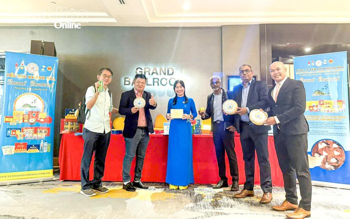 Các đại biểu tham quan gian hàng của Công ty TNHH Nhà nước Một thành viên Yến sào Khánh Hòa tại hội nghị.