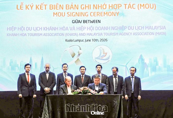 Đại diện Hiệp hội du lịch Khánh Hòa và Hiệp hội Doanh nghiệp Du lịch Malaysia ký kết biên bản ghi nhớ hợp tác.