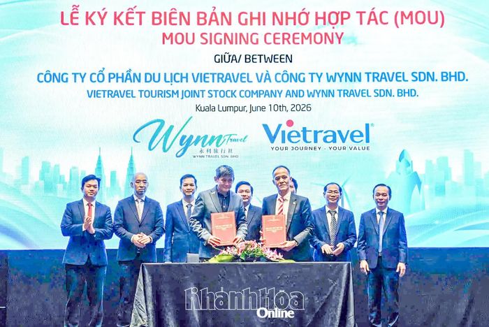 Đại diện Công ty Cổ phần Du lịch Vietravel và Công ty Wynn Travel Sdn. Bhd ký kết biên bản ghi nhớ hợp tác.
