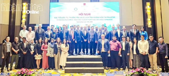Các đại biểu chụp hình lưu niệm.