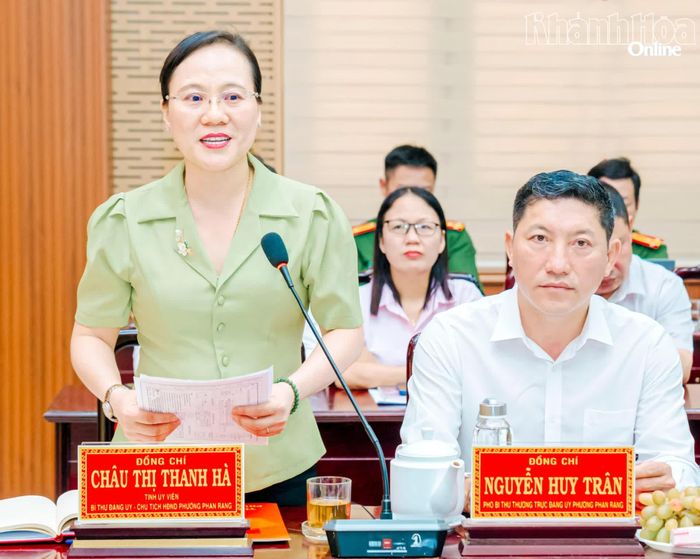 Lãnh đạo phường Phan Rang báo cáo tại buổi làm việc.