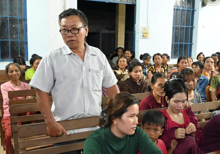 Nhân dân góp ý tại hội nghị. 