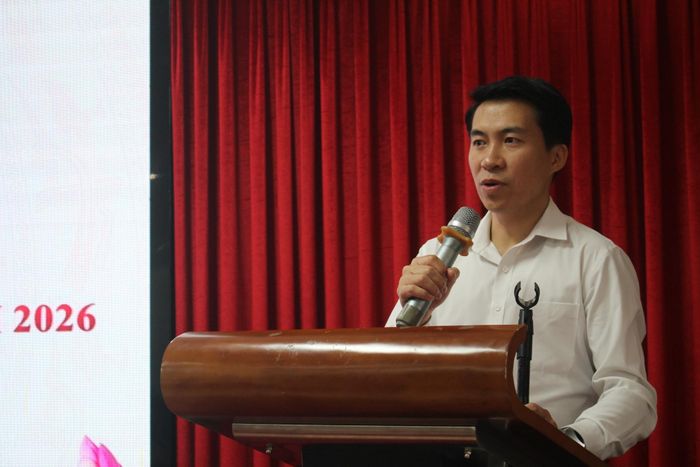 Đồng chí Lò Minh Hiếu - Phó Chủ tịch Hội Nông dân tỉnh truyền đạt các chuyên đề tại lớp tập huấn.
