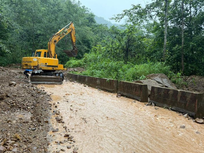 Máy móc được huy động kịp thời khắc phục sự cố tại đường tỉnh 135 đi xã Nậm Tăm.