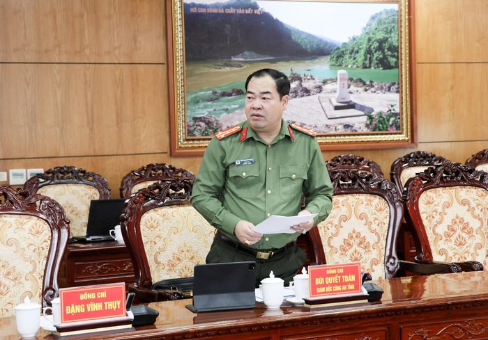 Đồng chí Bùi Quyết Toán - Giám đốc Công an tỉnh thông qua tờ trình Nghị quyết quy định nguyên tắc, tiêu chí, định mức phân bổ nguồn vốn ngân sách thực hiện Chương trình mục tiêu quốc gia phòng, chống ma túy đến năm 2030 trên địa bàn tỉnh Lai Châu.