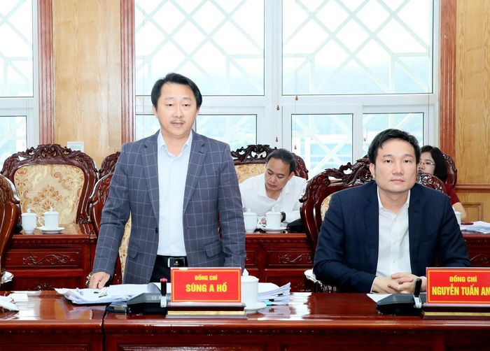 Đồng chí Sùng A Hồ - Phó Bí thư Tỉnh ủy, Trưởng Đoàn Đại biểu Quốc hội tỉnh phát biểu ý kiến tại cuộc họp.