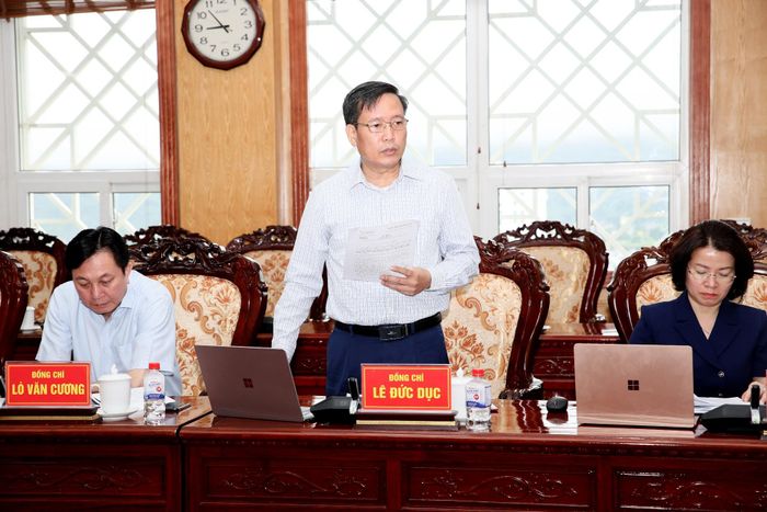 Đồng chí Lê Đức Dục - Ủy viên Ban Thường vụ, Trưởng Ban Tuyên giáo và Dân vận Tỉnh ủy trình bày dự thảo Báo cáo tổng kết 5 năm thực hiện Quyết định số 23-QĐ/TW, ngày 30/7/2021 của Bộ Chính trị về việc ban hành Quy chế công tác dân vận của hệ thống chính trị.