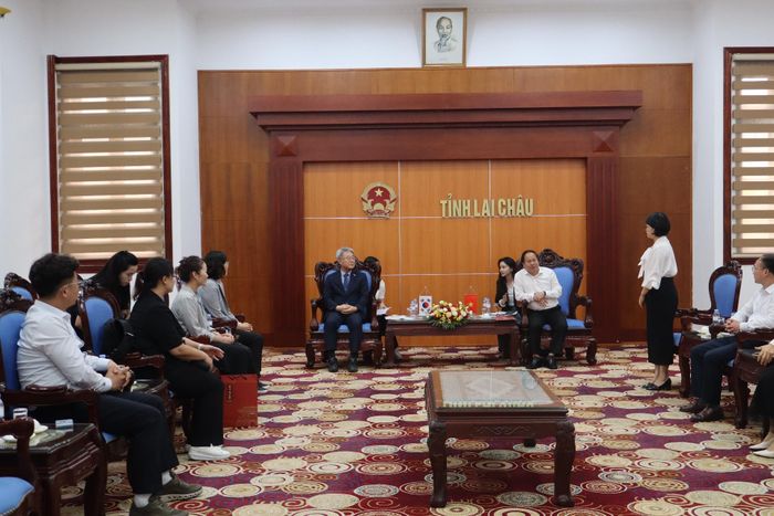 Quang cảnh buổi làm việc.