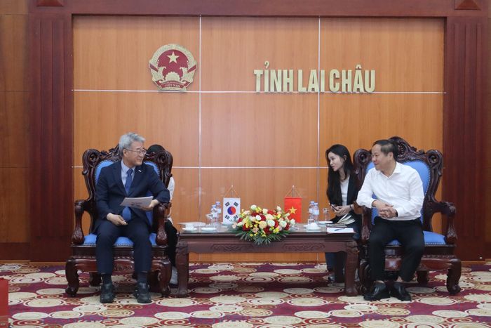 Hai bên thảo luận, trao đổi thân tình, cởi mở. 